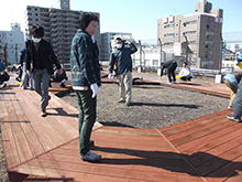 2015年3月12・13日　小田原愛児園　屋上ウッドデッキ塗装写真１